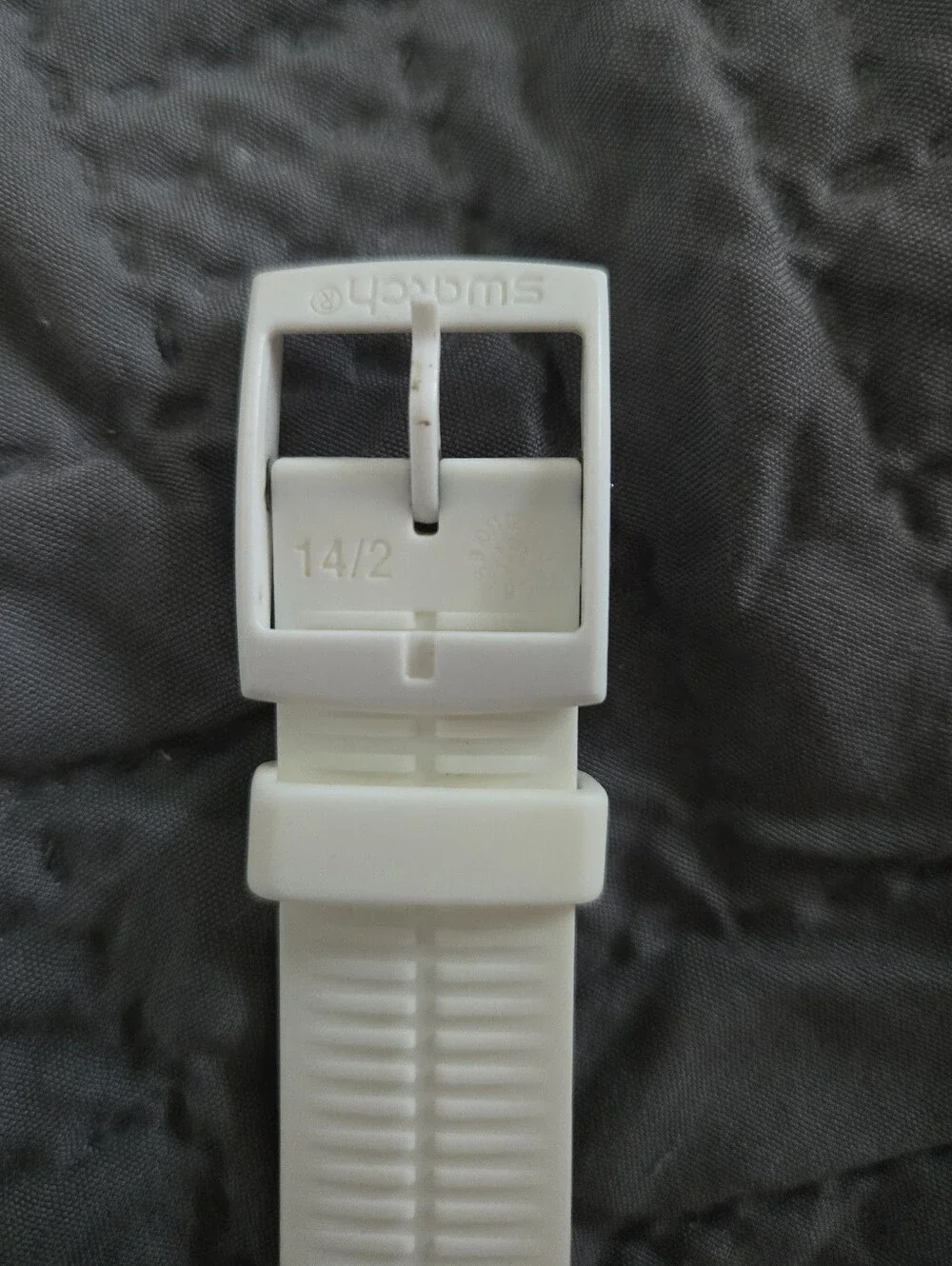 Swatch White Rebel SUOW701 41 mm Vintage Watch Ag 2010 Needs A Battery
